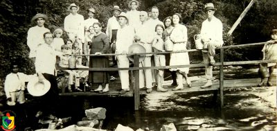 Turistas na fonte do balneário em 28 de janeiro de 1930